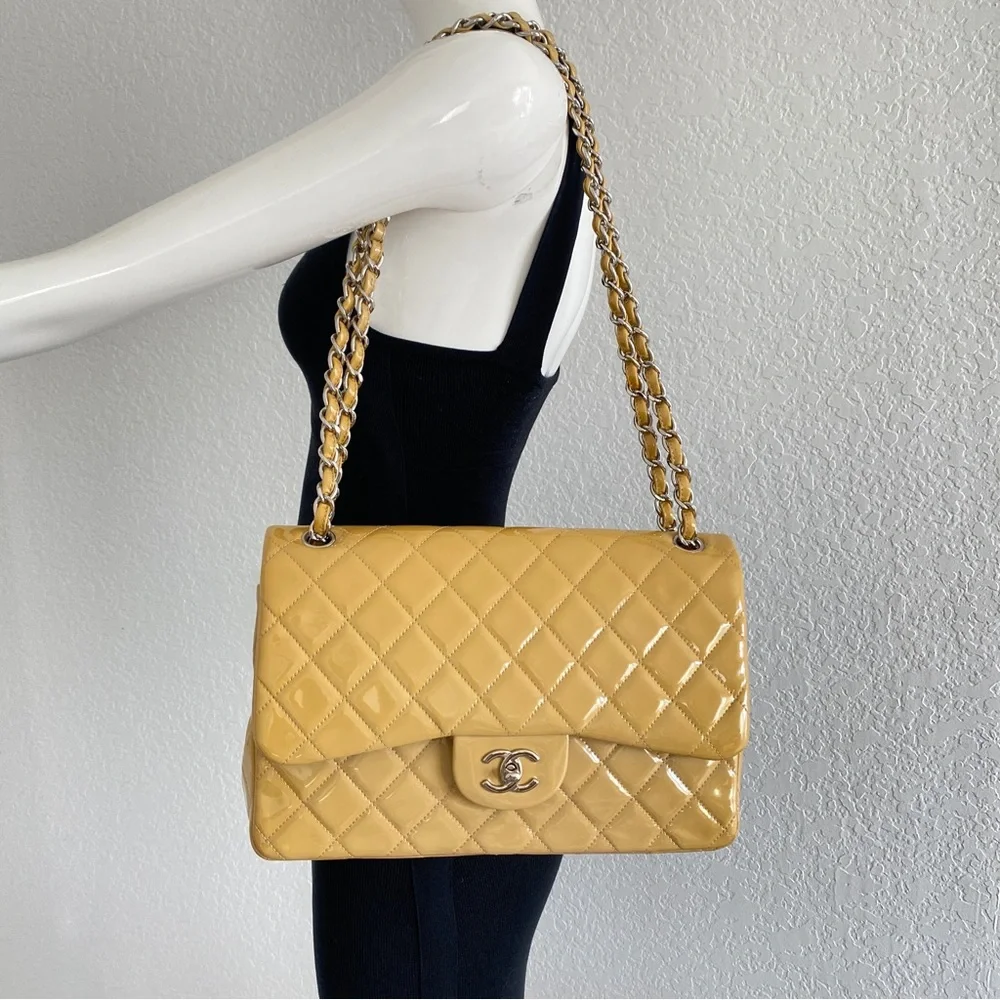 CHANEL Timeless Jumbo double flap shoulder bag in beige yellow patent le…